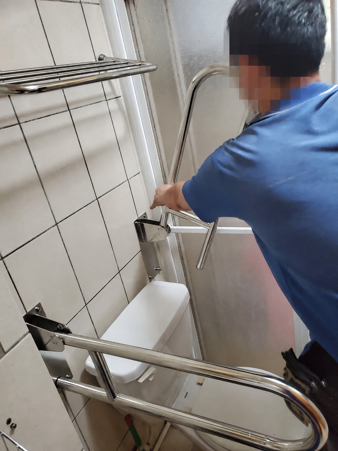 浴室與樓梯安全扶手改善|馬桶側扶手定位