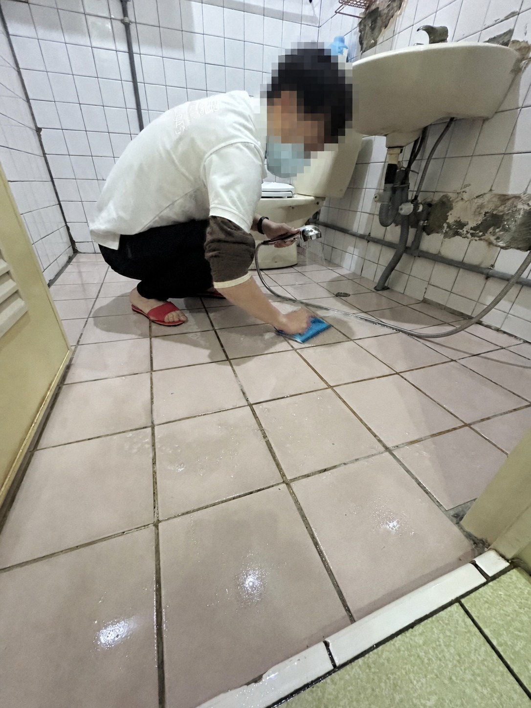 浴室多處扶手與地磚防滑|浴室地磚防滑施工
