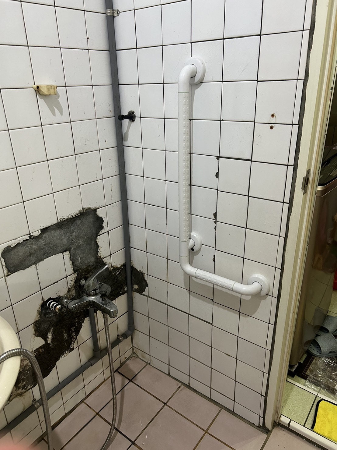 浴室多處扶手與地磚防滑|L 型扶手配置